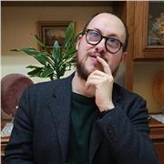 Laureato magistrale con lode in Storia e civiltà impartisce lezioni a studentesse e studenti delle scuole medie o superiori